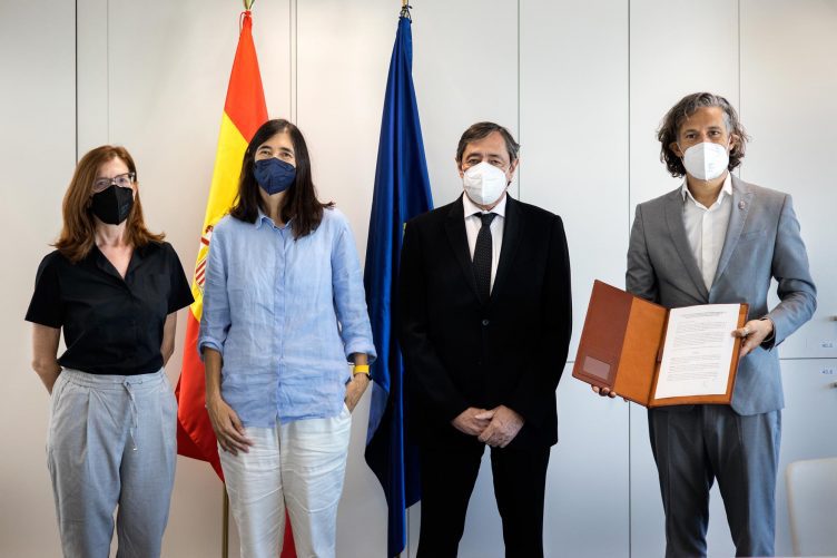 From left to right: Ruth Toledano, Maria A. Blasco, Rafael Rodrigo and Leonardo Anselmi at the agreement signing event. /CNIO