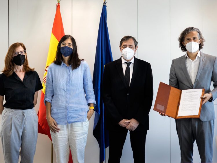 De izquierda a derecha: Ruth Toledano, Maria A. Blasco, Rafael Rodrigo y Leonardo Anselmi durante la firma.