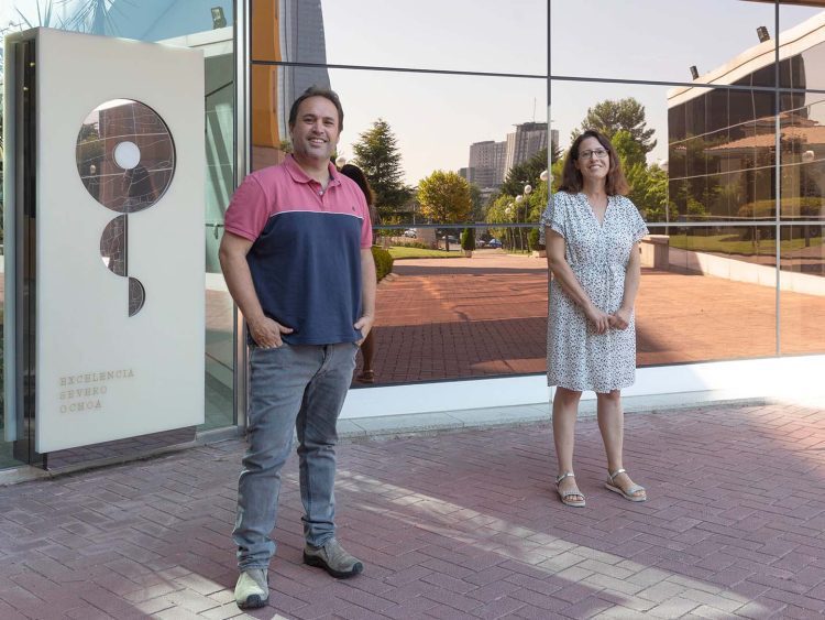 CNIO researchers Héctor Peinado and Susana García Silva at the entrance of CNIO.