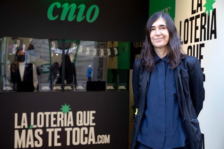 La directora del CNIO, Maria A. Blasco, delante de la administración de La Lotería que más te toca, en la calle Arenal, Madrid/ Laura M. Lombardía. CNIO