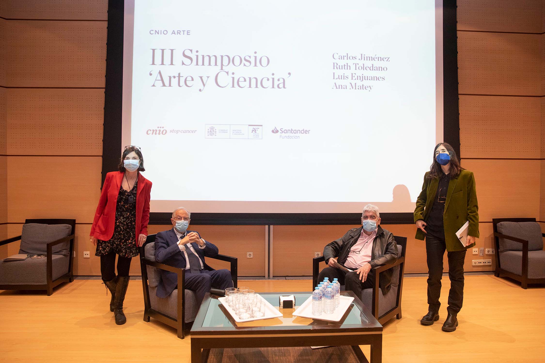 From left to right, CNIO Art curator Amparo Garrido, scientist Luis Enjuanes, art critic Carlos Jimenez and CNIO director Maria A. Blasco.  /<strong>Laura M. Lombardía. CNIO</strong>