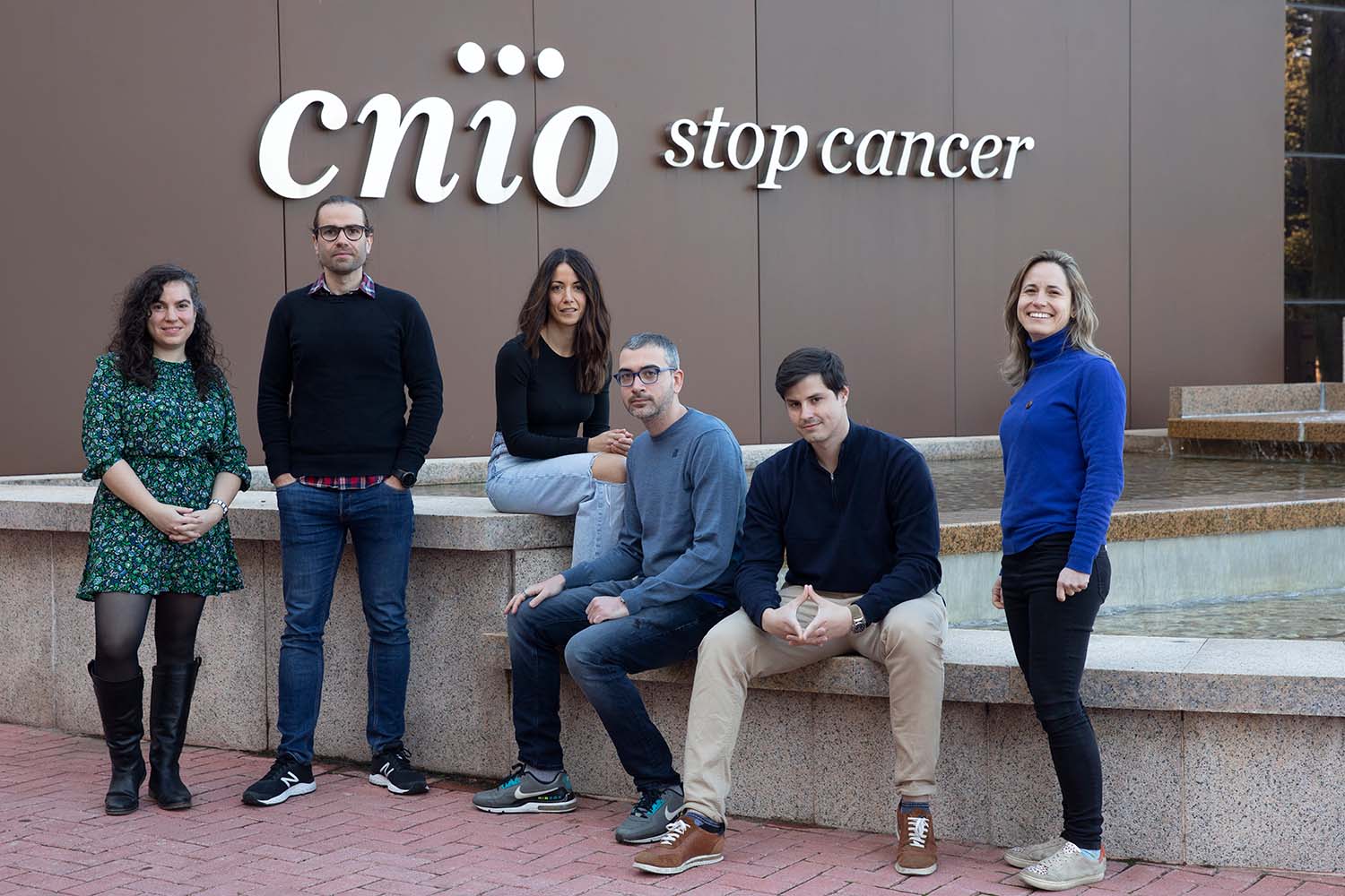 Six of the seven CNIO Friends researches 2023. From left,  Ana Maria Roncero, Lluis Cordon, Diana Vara, Federico Virga, Albert Harguindey and Yurena Vivas. /<strong>Laura M. Lombardía. CNIO</strong>