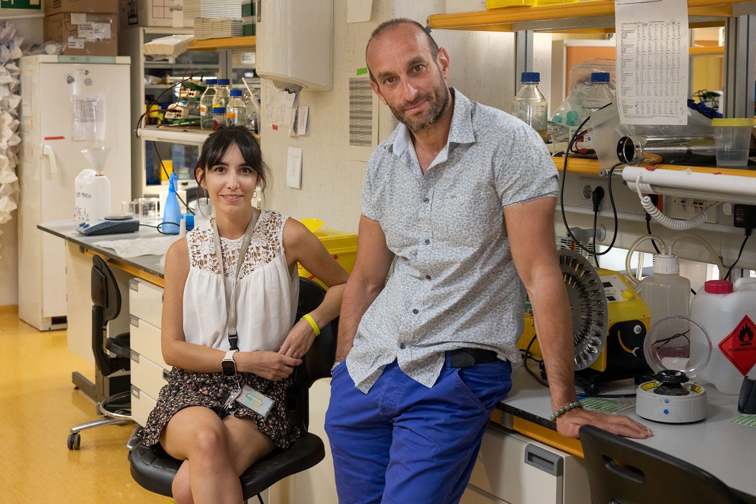 Karla Santos de Frutos y Nabil Djouder en su laboratorio. <br>Antonio Tabernero. </br>
