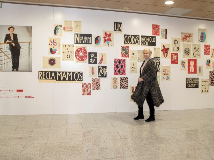 Artist Eva Lootz in front of her work for the first edition of CNIO Arte, in 2018. /Amparo Garrido. CNIO.