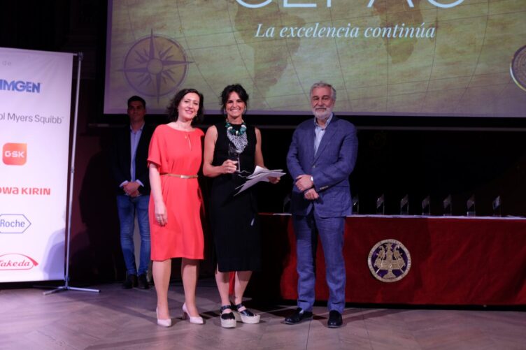 Pilar Caro Chinchilla, CNIO Biobank project manager (in the center), during the awards ceremony, with representatives of the jury and the industry / GEPAC