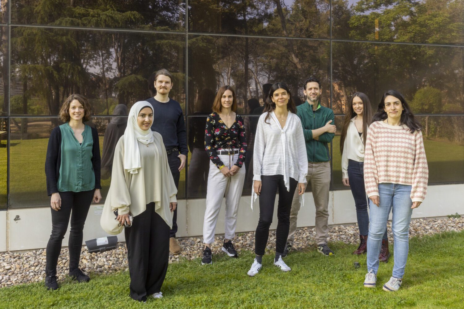 De izquierda a derecha: Clara Reglero, Rayan Naser, Mikhail Chesnokov, Bárbara Hernando, Isabel Espejo, Ivó Hernández, Carolina Villaroya y María Martínez. / Laura M. Lombardía, CNIO.