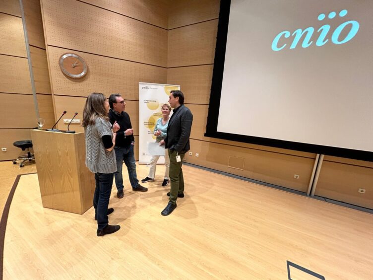 From the left: Sonia Martínez, Joaquín Pastor y Carmen Blanco, researchers of the Experimental Therapies program at CNIO, with Roke Oruezabal, from CNIO’s Innovation program. / E. Sánchez. CNIO