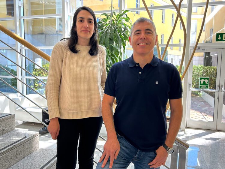 María Martínez Molledo, first author of the study, an Óscar Llorca, senior coauthor. She is a researcher and he is the leader at the CNIO's Macromolecular Complexes in DNA Damage Response Group. Credit: Esther Sánchez / CNIO.