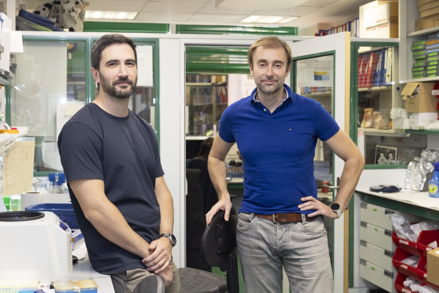 Leonardo Garma and Miguel Quintela, in the laboratory of the CNIO Breast Cancer Clinical Unit. Credit: Laura M. Lombardía / CNIO