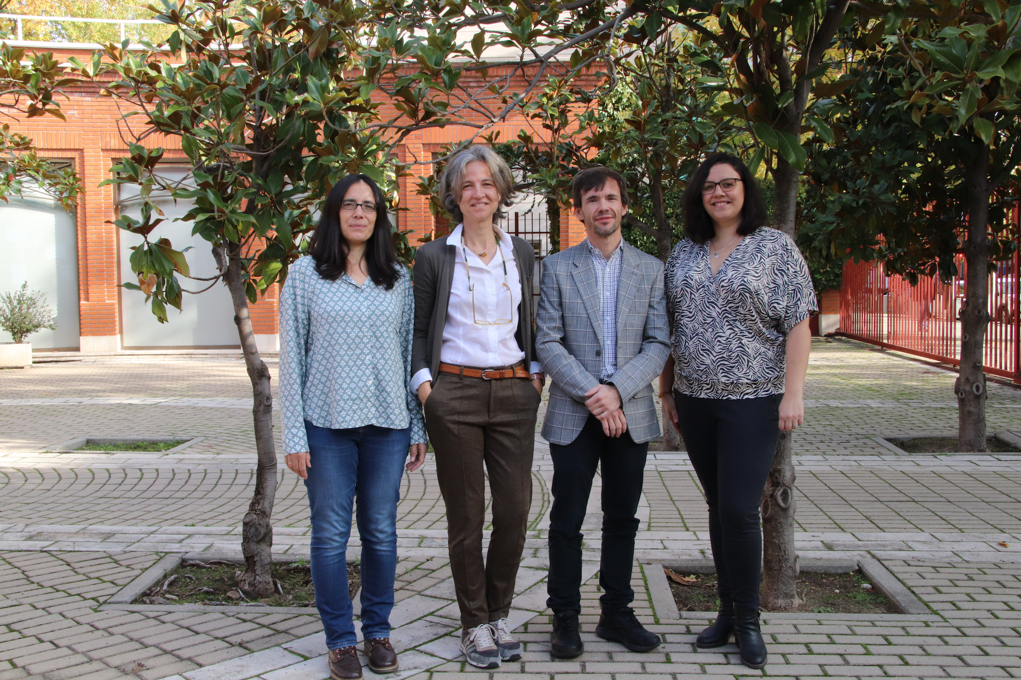 Desde la izda: Elena Cid y Liset Menéndez de la Prida (Instituto Cajal CSIC), Manuel Valiente y Mariam Al-Masmudi (CNIO) / Pilar Quijada. CSIC