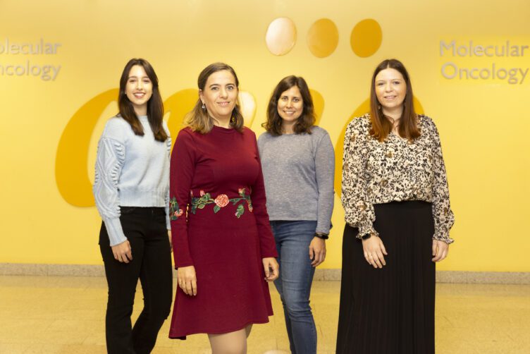Desde la izda: Beatriz Cicuéndez, Guadalupe Sabio, Marta León y Cintia Folgueira. Crédito: Laura M. Lombardía / CNIO.