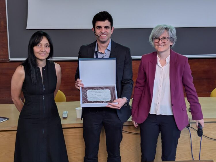 From the left: Veronique (Hawk Biosystems), Roger Castells-Graells (CNIO), Aitziber López Cortajarena (vice president of the Spanish Society for Biophysics). / Antonio Cruz. SBE
