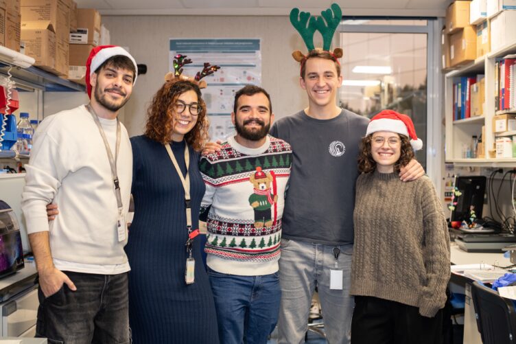 Ambiente navideño en el Grupo de Transformación y Metástasis. Desde la izda: Alejandro Sánchez, Arantxa Gómez, Alejandro Collado, Xavier Thillen, Alba Calero / Bárbara Fernández. Madmoviex. CNIO