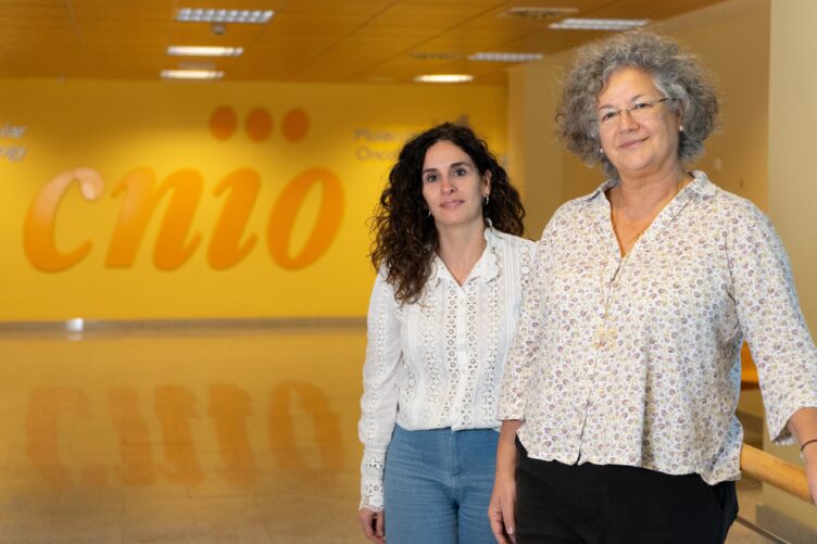 Evangelina López (left) and Núria Malats. / Christian Esposito. Madmoviex. CNIO