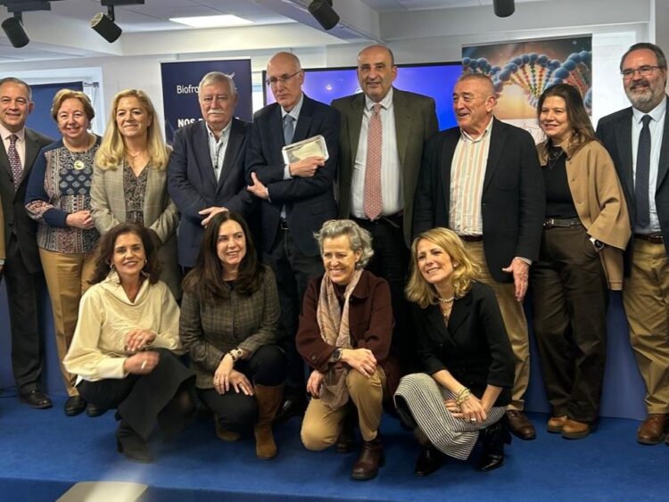 Fernando Peláez, director científico interino del CNIO, de pie en el centro, en el acto de entrega del XIII Premio Nacional de Biotecnología. /CNIO