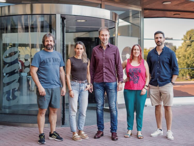 Part of CNIO Breast Cancer Unit. From left: Manuel Muñoz, María José Bueno, Miguel Quintela, Verónica Jiménez and Leonardo Garma. / MadMoviex. CNIO