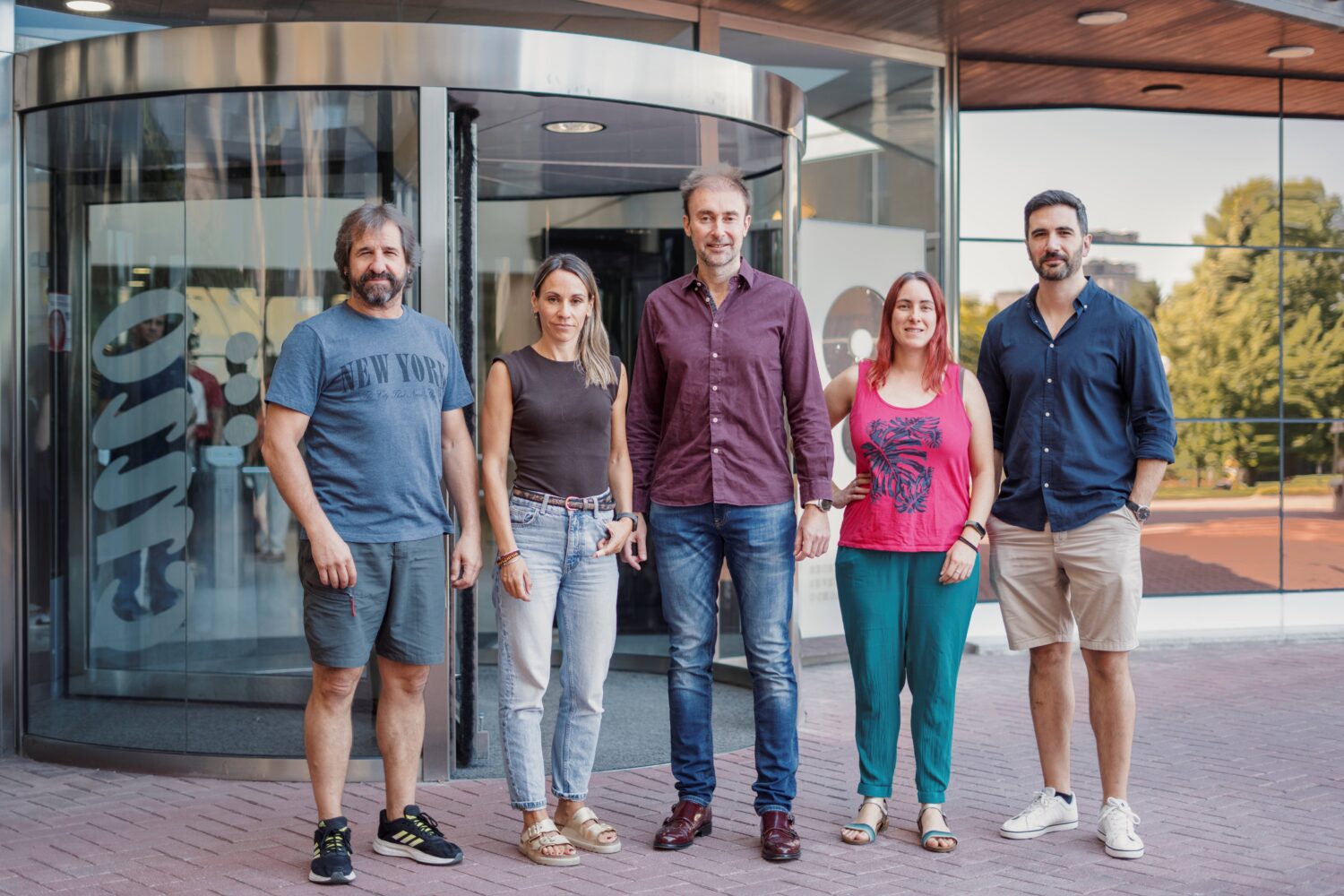 Parte de la Unidad de Cáncer de Mama del CNIO. Desde la izda.: Manuel Muñoz, María José Bueno, Miguel Quintela, Verónica Jiménez y Leonardo Garma. /MadMoviex. CNIO