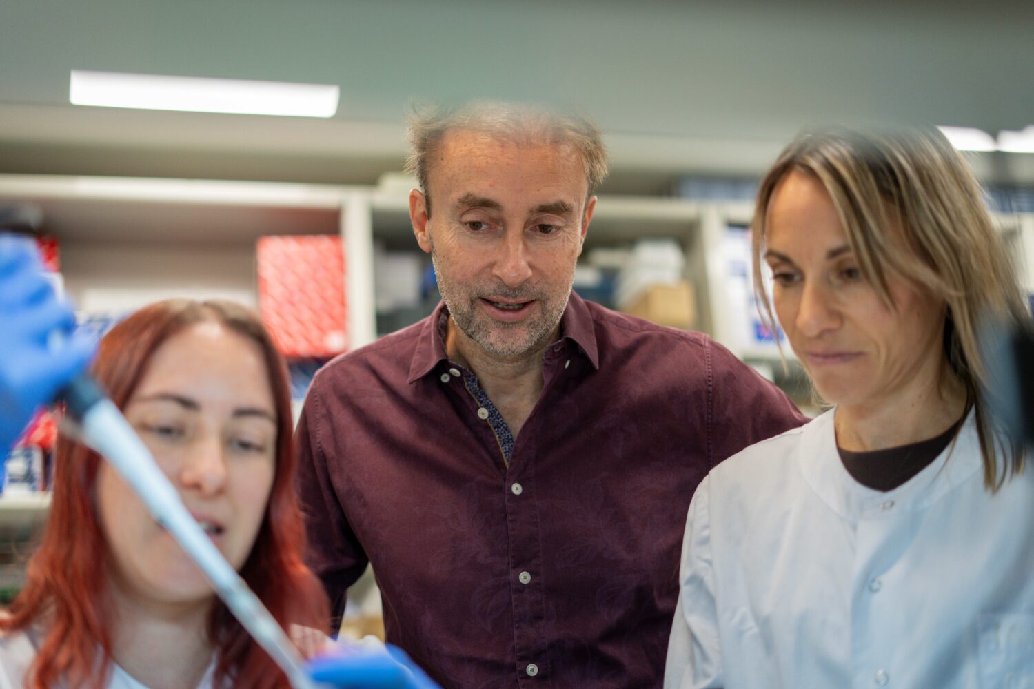 Parte de la Unidad de Cáncer de Mama del CNIO. Desde la izda.: María José Bueno, Miguel Quintela, Verónica Jiménez. / MadMoviex. CNIO