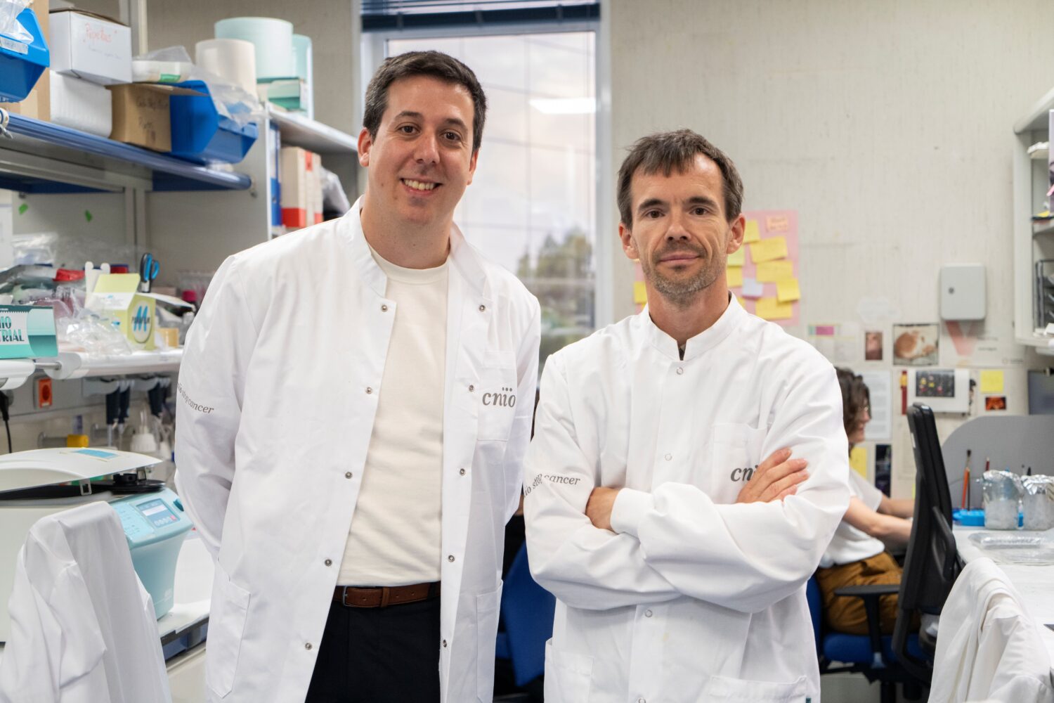 Desde la izda., Pedro García-Gómez y Manuel Valiente, en su laboratorio en el Centro Nacional de Investigaciones Oncológicas (CNIO). /MadMoviex.CNIO