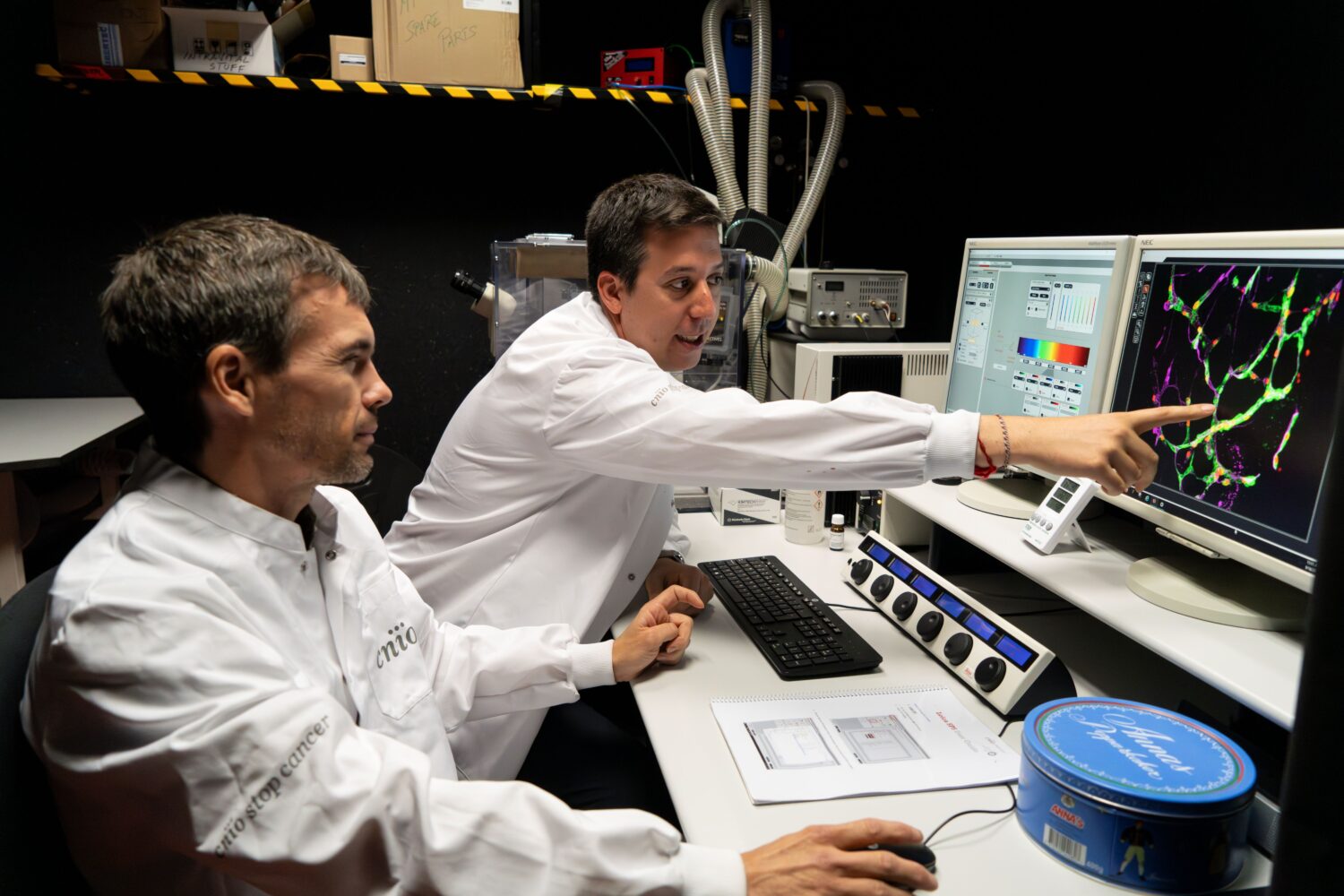 Desde la izda., los investigadores del CNIO Manuel Valiente y Pedro García-Gómez, en el Centro Nacional de Investigaciones Oncológicas (CNIO). /MadMoviex.CNIO