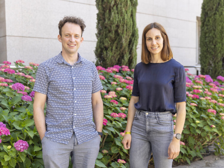 CNIO researchers Bárbara Hernando and Geoff Macintyre. /Laura Lombardía. CNIO