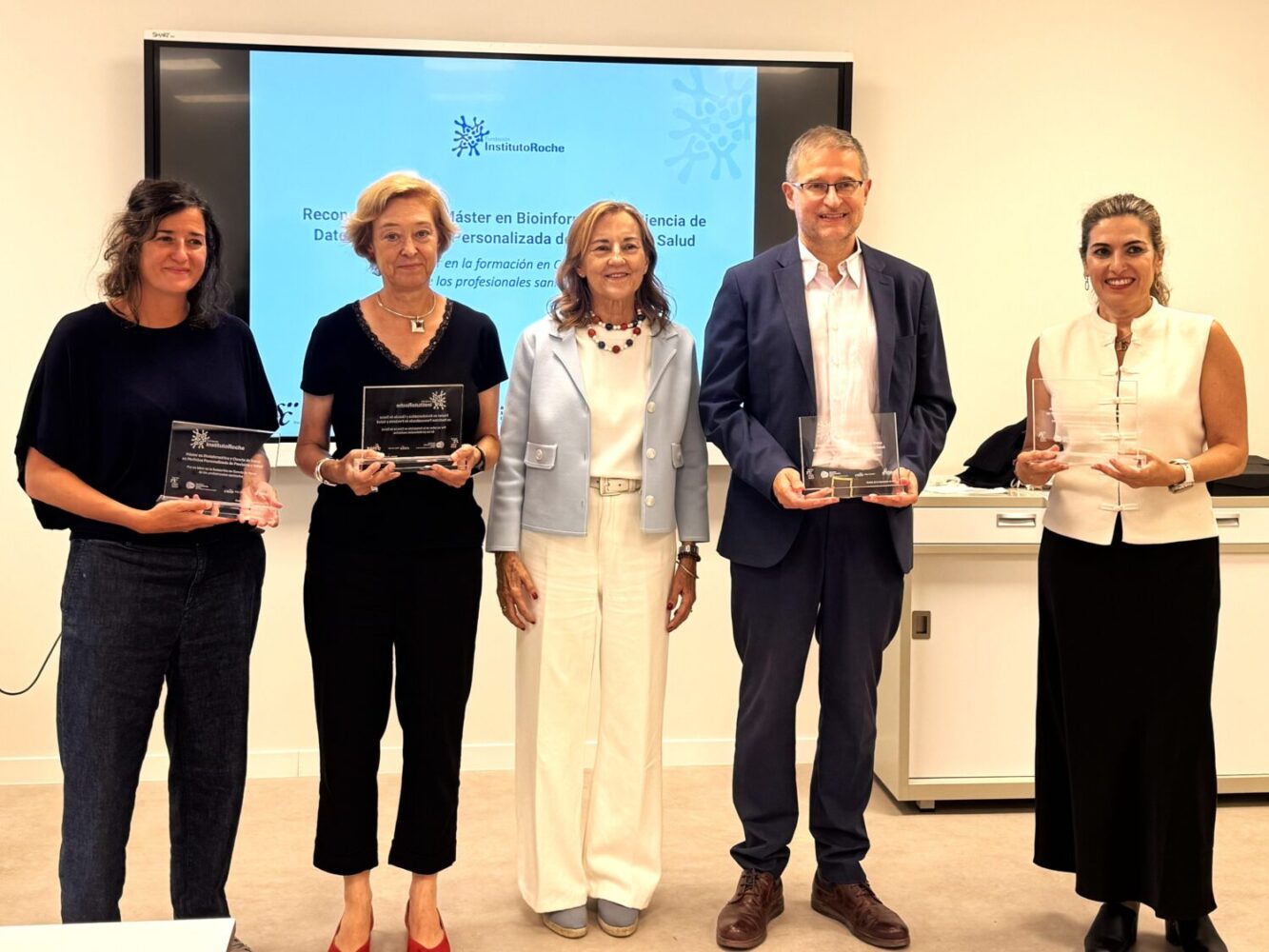 Desde la izda.: Fátima Al-Shahrour, co-directora del Máster y jefa de la Unidad de Bioinformática del CNIO; María José Hernáiz Gómez-Dégano, presidenta de SEBiot; Consuelo Martín de Dios, directora gerente de la Fundación Instituto Roche; Iñaki Imaz Iglesia, director de la ENS del ISCIII; y María José Buitrago, subdirectora general de Terapia Celular del ISCIII./ Fundación Instituto Roche