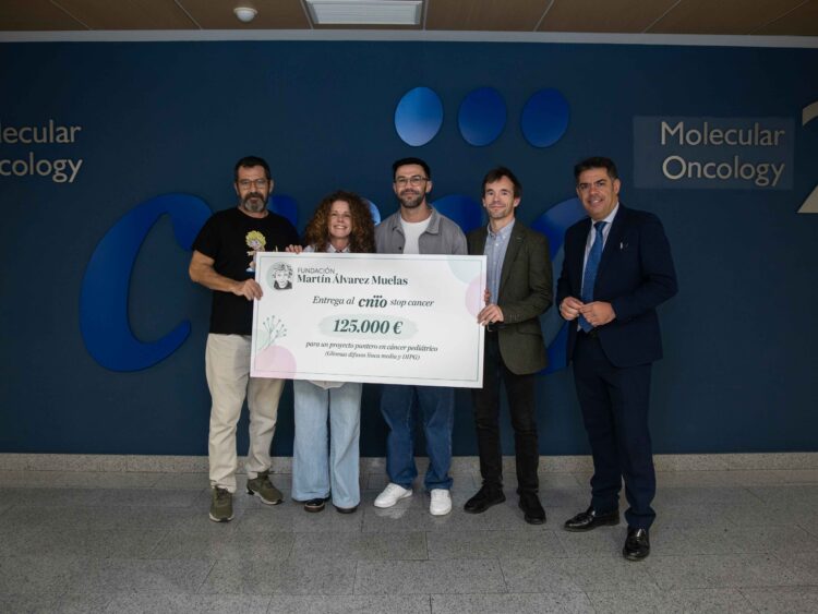 Desde la izquierda: Óscar Álvarez e Isabel Muelas, secretario y presidenta de la Fundación Martín Álvarez Muelas; Raúl Bardini y Manuel Valiente, investigadores del Grupo de Metástasis Cerebral del CNIO, y Fidel Rodríguez Batalla, director Comercial del CNIO, durante la entrega de la donación de 125.000 euros para investigar tumores cerebrales infantiles.