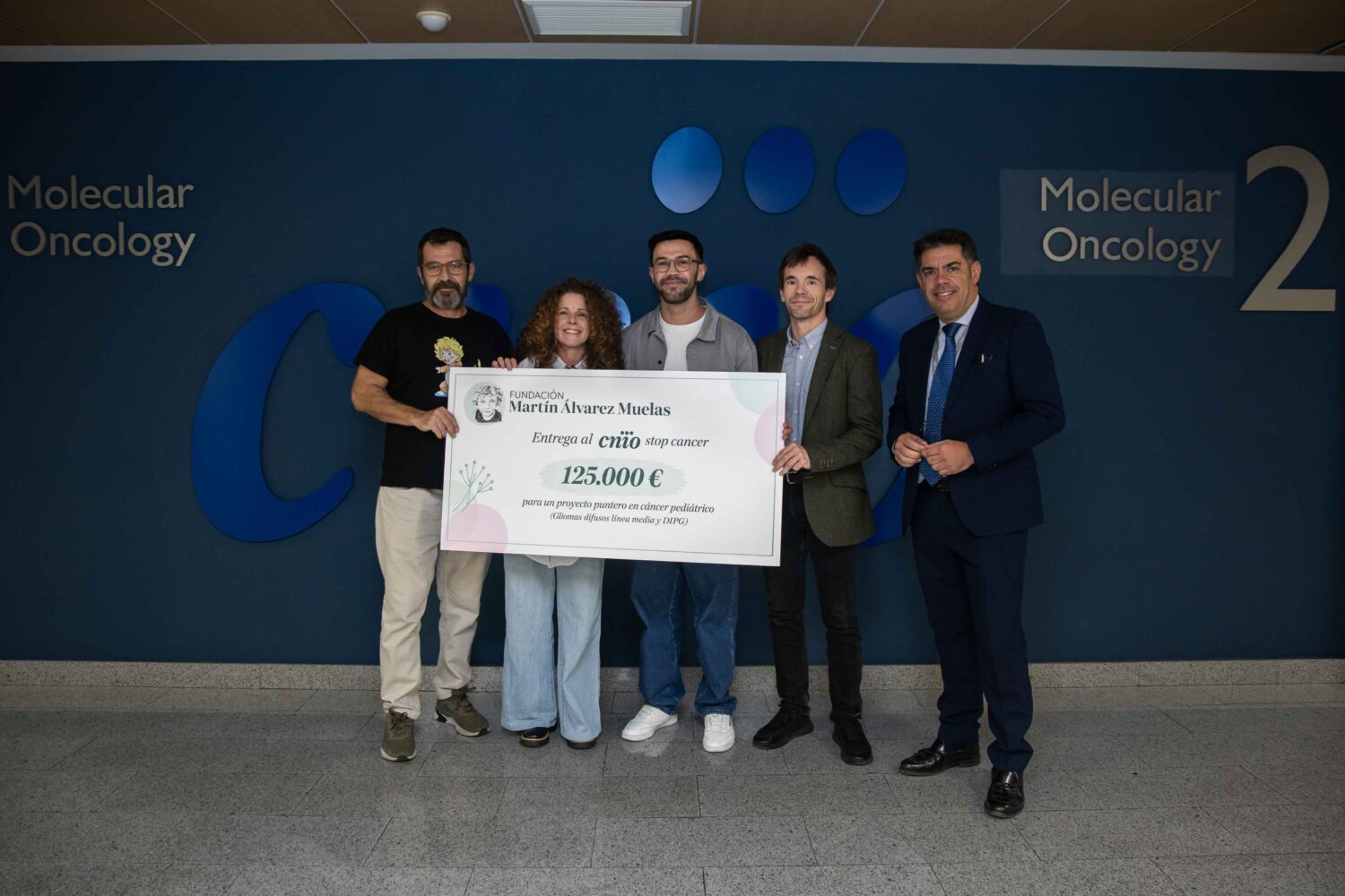 Desde la izquierda: Óscar Álvarez e Isabel Muelas, secretario y presidenta de la Fundación Martín Álvarez Muelas; Raúl Bardini y Manuel Valiente, investigadores del Grupo de Metástasis Cerebral del CNIO, y Fidel Rodríguez Batalla, director Comercial del CNIO, durante la entrega de la donación de 125.000 euros para investigar tumores cerebrales infantiles.