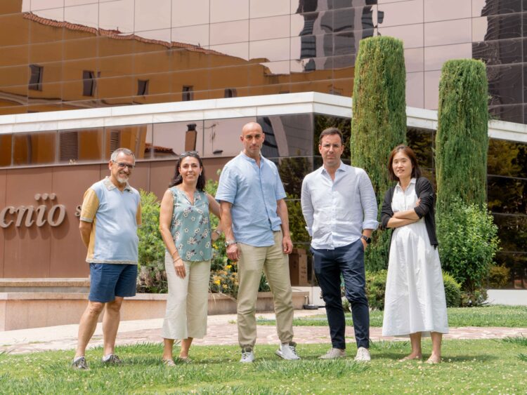 De izquierda a derecha, Francisco X. Real y Eleonora Lapi, del Grupo de Carcinogénesis Epitelial; Nabil Djouder, jefe del Grupo de Factores de Crecimiento, Nutrientes y Cáncer; Gonçalo Bernardes, jefe del Grupo de Biología Química Traslacional; y Solip Park, jefa del Grupo de Genómica Computacional del Cáncer, del Centro Nacional de Investigaciones Oncológicas (CNIO). / Christian Esposito (MadMoviex)