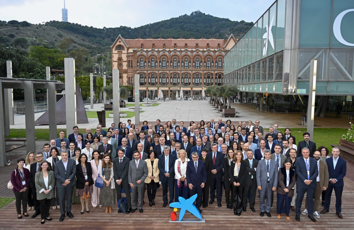 Foto de familia de los representantes de los 80 proyectos seleccionados en la convocatoria de ayudas a la investigación, la innovación y la promoción de la salud de la Fundación "la Caixa", realizada en CosmoCaixa (Barcelona). / © Fundación "la Caixa"