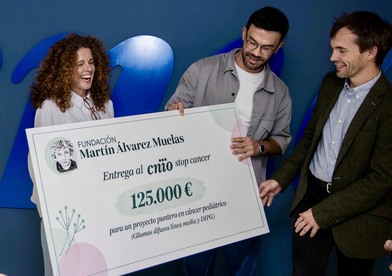 Isabel Muelas, de la Fundación Martín Álvarez Muelas, hace entrega del cheque a los investigadores Raúl Bardini Bressan y Manuel Valiente.