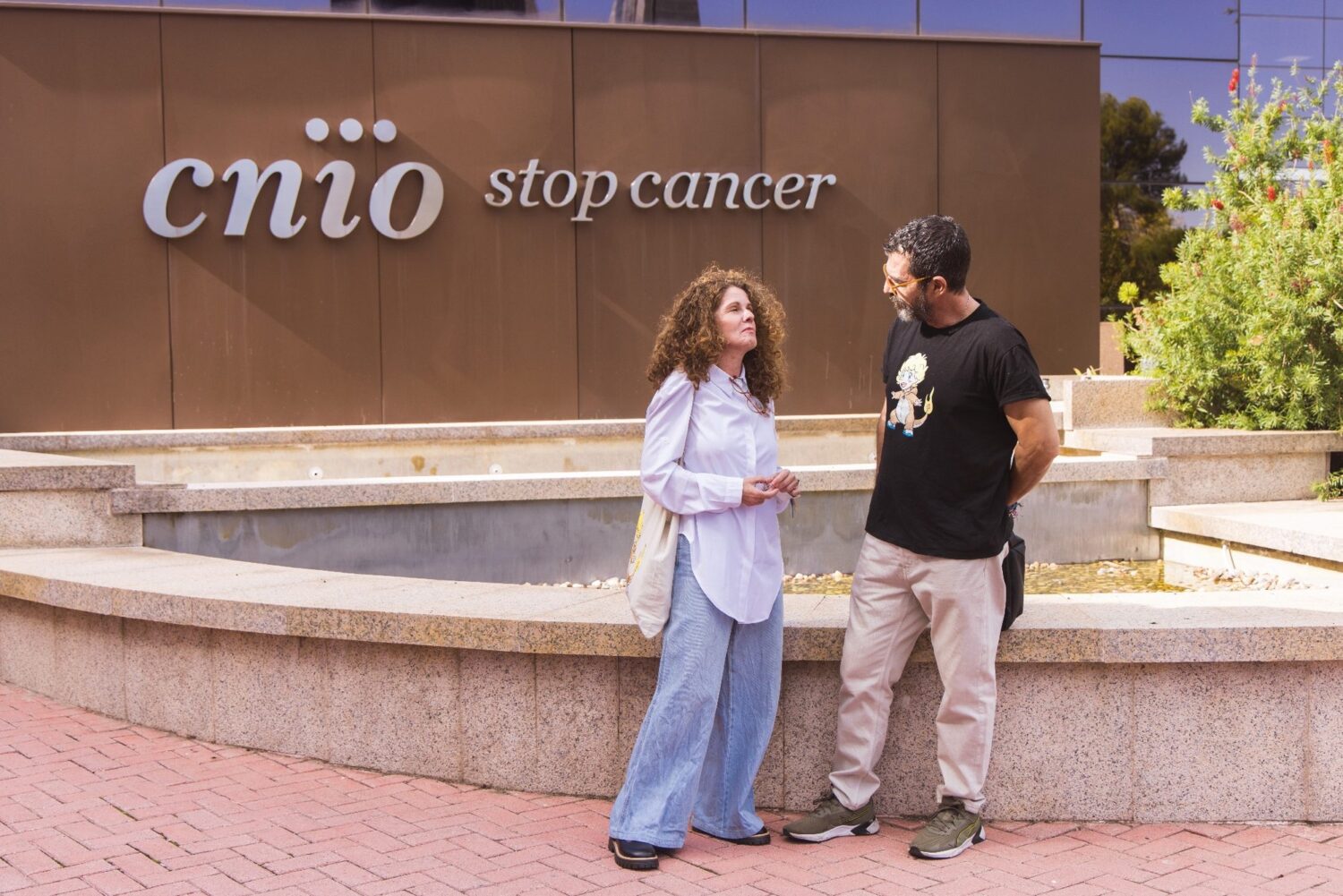 Isabel Muelas y Óscar Álvarez, de la Fundación Martín Álvarez Muelas, en las instalaciones del Centro Nacional de Investigaciones Oncológicas (CNIO).